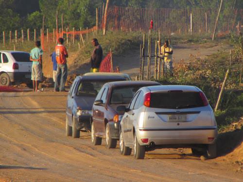 Tendas improvisadas e precárias estão sendo montadas para demarcar os lotes. O clima é tenso no local, com proprietários rurais temerosos e de plantão para evitar que a ação alcance suas áreas. Foto: Bruno Lyra