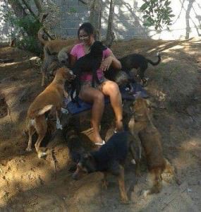 Edmaura cuida de animais saudáveis e deficientes