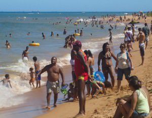 Salva-vidas num dia de praia cheia em Manguinhos. Foto: Arquivo TN