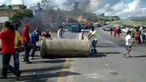 A última manifestação aconteceu no dia 24 de Julho. Iniciada em 2010 a obra já parou três vezes. Foto: Tom Paparazzi