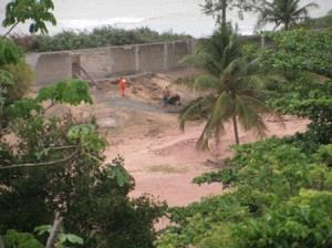 Apesar da área estar embargada, homens trabalhavam no local na manhã desta terça (21). Foto: Anderson Soares