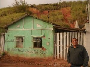 Nova Almeida. Encosta preocupa moradores e líder comunitário Roberto Catirica
