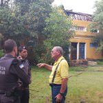 Iberê com policiais militares: o diretor do Instituto Goiamun crê em incêndio criminoso no imóvel avaliado em R$ 1,3 milhão. Foto: Anderson Soares