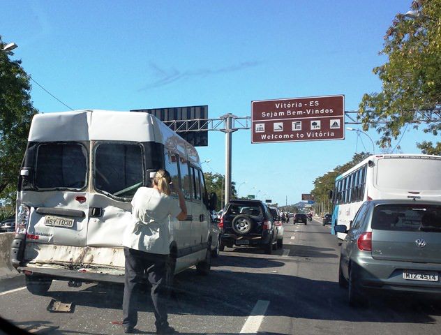 Engavetamento envolvendo um ônibus e 4 veículos hoje (04) cedo na Serra.