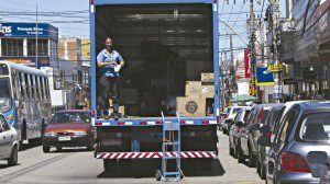 Na última quarta a caminhoneira Abedes teve que parar no meio da avenida para conseguir descarregar. Foto: Fábio Barcelos