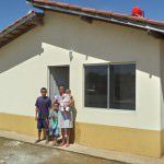 Família contemplada com uma das casas. Foto: Anderson Soares