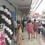 Movimento. Nem a chuva espantou os  consumidores em Laranjeiras. Foto: Fábio Barcelos