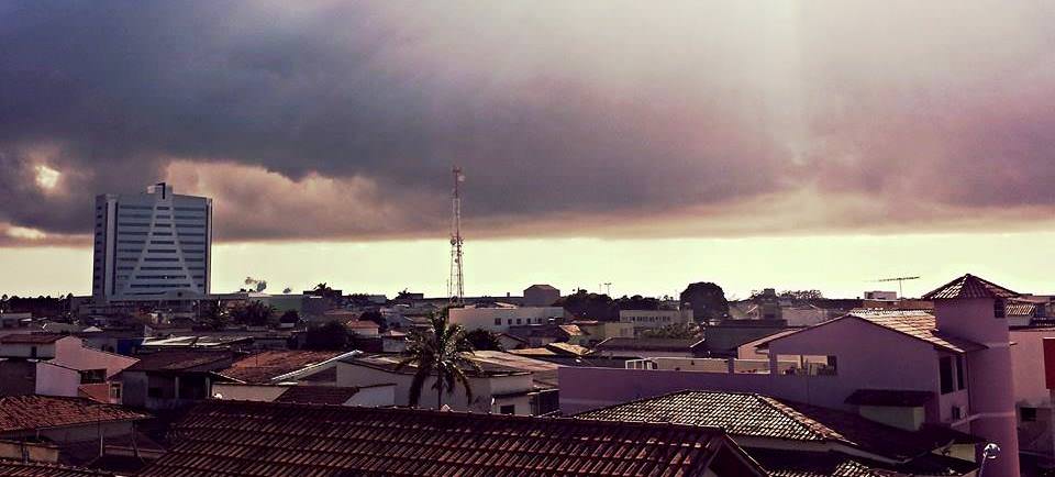 A chuva que começou a cair na Serra agora a pouco deve permanecer ao longo do dia na cidade.