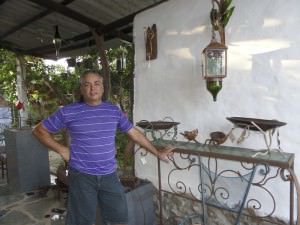 José Ricardo produz com ferro e vidro objetos decorativos e móveis. Foto: Clarice Poltronieri