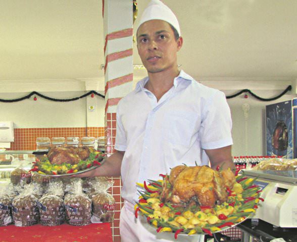 O confeiteiro Marlon dos Santos aposta na decoração do tradicional peru de Natal, tanto para a ceia do dia 24, quanto para o almoço do dia 25.