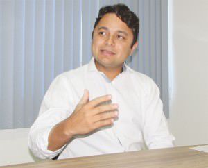 O deputado reconhece a força da polarização Audifax X Vidigal, mas acha que o eleitor pode surpreender. Foto: Bruno Lyra