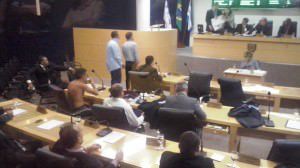 Na sessão do último dia 17 houve tumulto no plenário com vereador ficando sem camisa, tirando o paletó, rasgando o projeto e subindo na mesa diretora. Foto: Conceição Nascimento