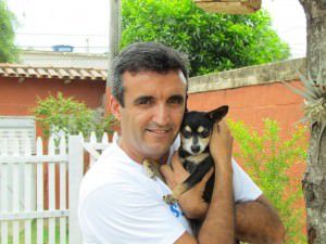 Humberto Salla com um de seus filhos de quatro patas. Foto: Divulgação