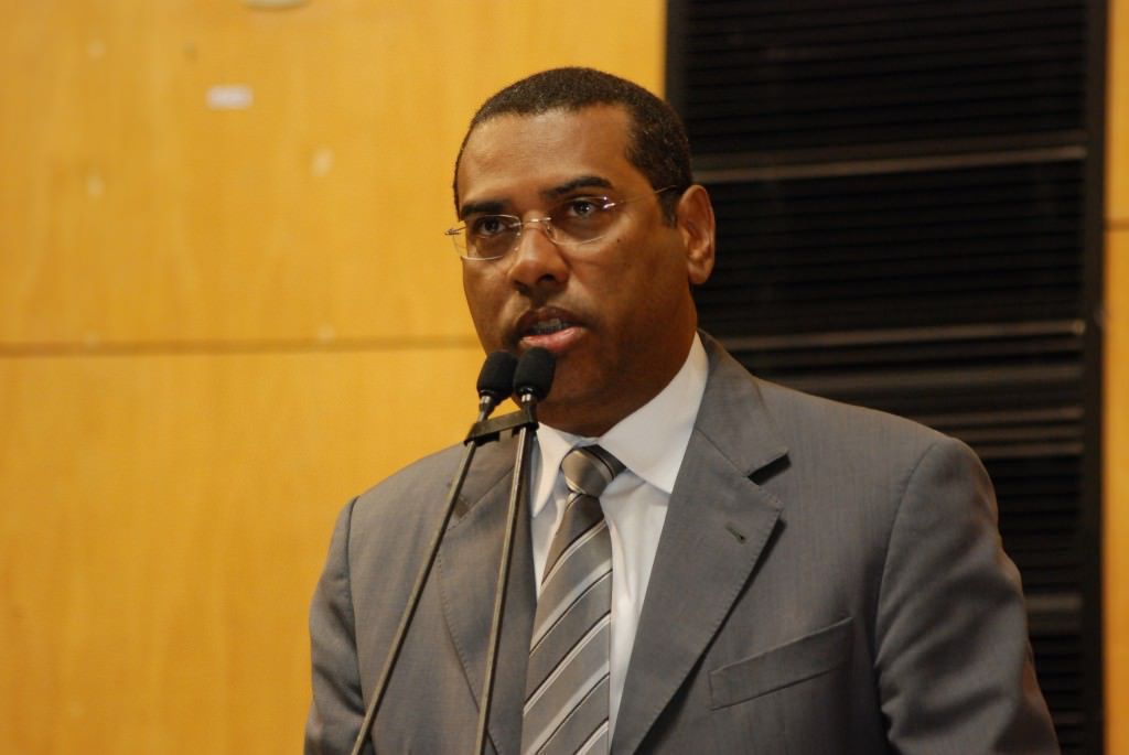 Membro da mesa diretora, o deputado Roberto Carlos diz que a economia é resultado de redução de gastos e redução de gastos e de cargos comissionados. Foto: Divulgação Ales Membro da mesa diretora, o deputado Roberto Carlos diz que a economia é resultado de redução de gastos e redução de gastos e de cargos comissionados. Foto: Divulgação Ales