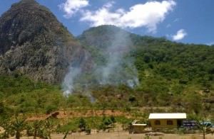Momento em que o fogo foi ateado numa propriedade rural às margens da BR 101. Foto: Edson Reis