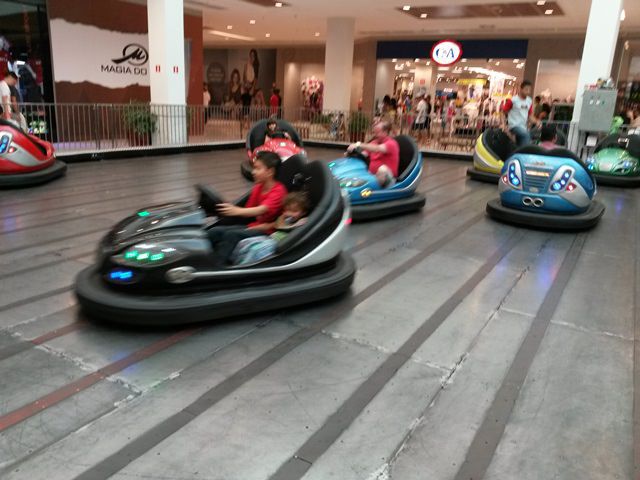 A auto pista de carrinho bate-bate ficará no Shopping Mestre Álvaro até o dia 26 de fevereiro. Foto: Divulgação.