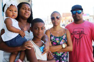 Os moradores Edilene Silva, Ellen Laisa e Jhonatan Santos estão entre os que querem pelo menos mais um supermercado na região. Foto: Ayanne Karoline