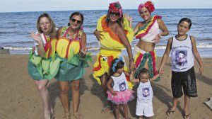 Integrantes dos blocos Expumar, La Conga Sexy, Perigosas Peruas e Nativinhos já prontos para a folia. Foto: Fábio Barcelos