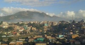 Incêndio visto do bairro José de Anchieta II: variação dos ventos empurra a fumaça para bairros da Serra, Vitória e Vila Velha. Foto: Marcia Paiva.