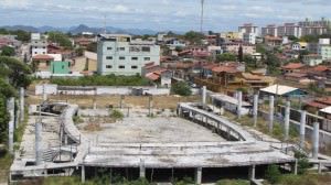 A obra da futura Arena Riviera fica no coração de Jacaraípe às margens da avenida Abdo Saad. Foto: Fábio Barcelos