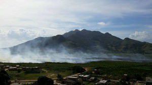 O fogo acontece nas camadas de turfa existentes entre os bairros da Serra e o Mestre Álvaro. Foto: Divulgação/Internauta