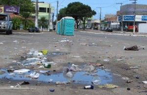 Garrafas quebradas junto com outros tipos de lixo no meio da avenida Região Sudeste, a principal do bairro. Foto: Fábio Barcelos
