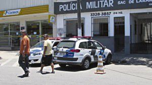 Carros de corporação estacionados em frente ao destacamento de Laranjeiras. Foto: Fábio Barcelos