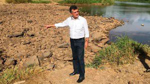 Audifax às margens do leito seco do Santa Maria. Toda a água do rio está sendo captada. Foto: Divulgação PMS