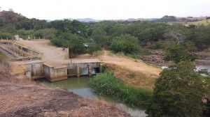 Captação no rio Santa Maria no distrito do Queimado: Vazão do manancial está com pouco mais de 8% da média histórica para a época. Foto: Bruno Lyra