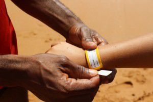 As pulseiras de identificação serão distribuídas em todos os balneários do município. Foto: Divulgação