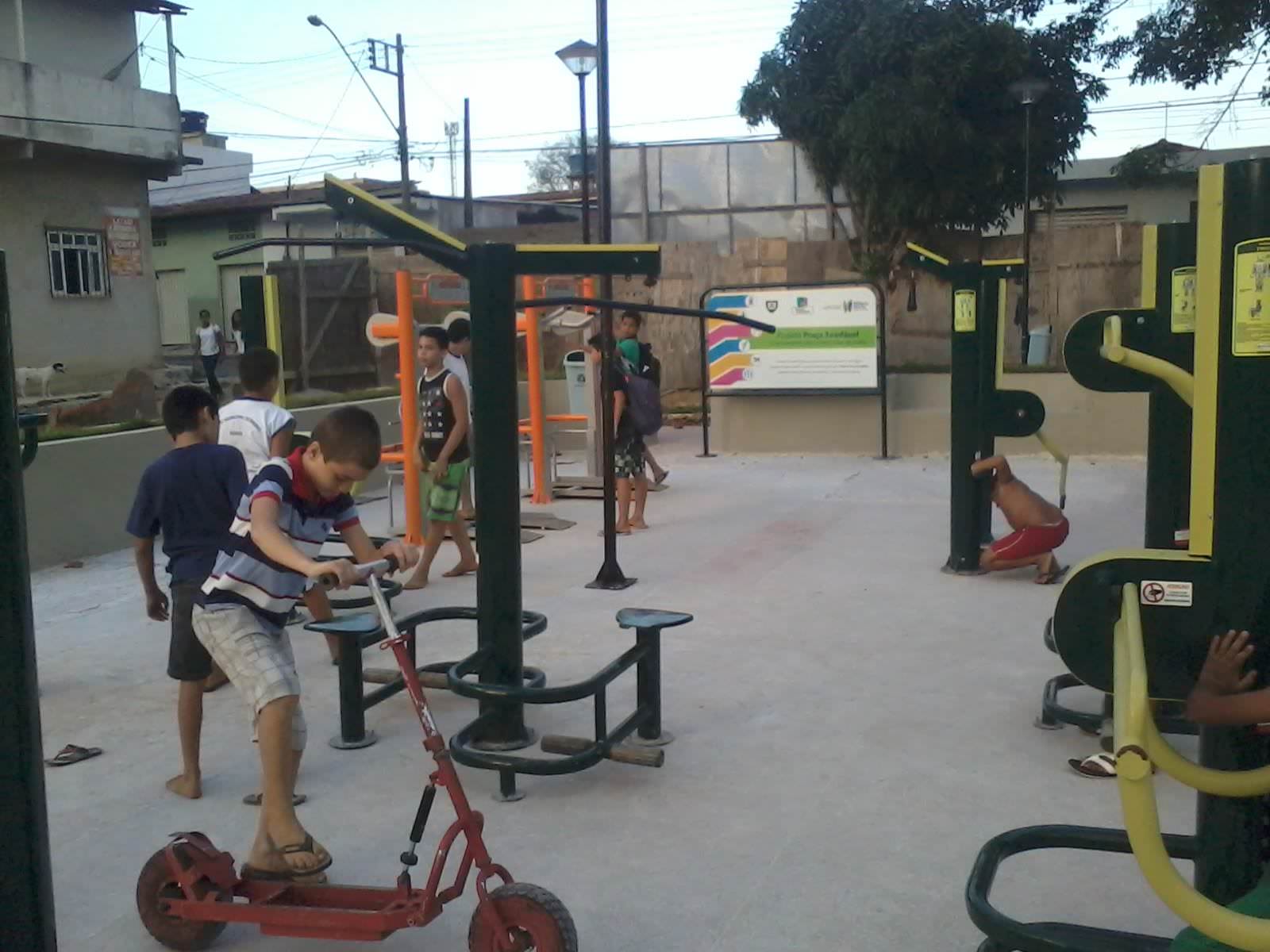 Moradores de Alterosas "inauguraram" a praça no bairro por conta própria. Foto: Divulgação