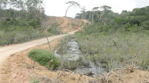 A obra do Contorno de Jacaraípe, a nova ES-010, está parada desde o final do ano passado. Foto: Fabrício Ribeiro