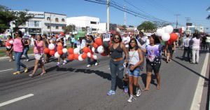 O grupo caminhou pela avenida Civit até o hospital. Foto: Gabriel Almeida