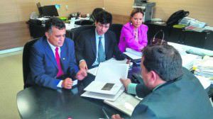 Audifax Barcelos com o seu Coodernador de Governo, Jolhiomar Massariol, em reunião com técnicos do Ministério da Integração Nacional. Foto: Fábio Barcelos.