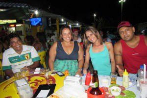 Os amigos Belson, Renata, Andressa e Tony curtindo a 'nigth' da praça. Foto: Fábio Barcelos