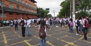 Os alunos estão concentrados no local desde a sete da manha. Foto: Gabriel Almeida.