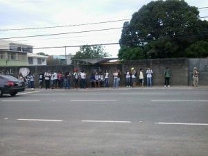 Estudantes reclamam da dificuldade para embarcar nos ônibus após as aulas.Foto: Gabriel Almeida