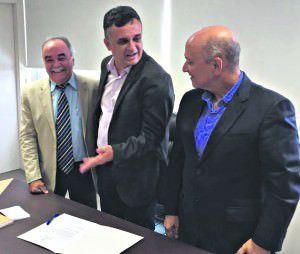 O novo secretário Romário, o prefeito Audifax e o deputado federal Lelo Coimbra, um dos principais aliados do governador Paulo Hartung