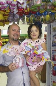 O pai Leonardo Tesch deixa a pequena Sara feliz com os ovos de chocolate. Foto: Fábio Barcelos