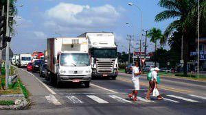 Pedestres atravessam semáforo próximo ao viaduto de Carapina. Foto: Bruno Lyra