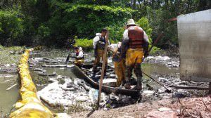 A lagoa Pau Brasil invadiu as casas de Hélio Ferraz II contaminada por esgoto e óleo da Vale em 30 de outubro de 2014. Foto: Bruno Lyra