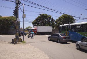 O fluxo de veículos no local é intenso e o show de imprudência é constante. Foto: Joatan Alves