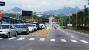 Manifestantes fecham a rodovia em um dos sentidos a cada 15 minutos. Foto: leitor TN