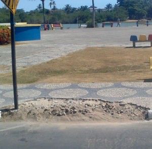 Segundo morador, a praça precisa de reparos. Foto: Leitor TN