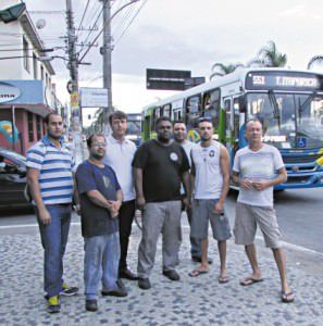 Moradores em frente à saída do bairro: pedido de alteração em semáforo e cruzamento na BR à concssionária Eco 101