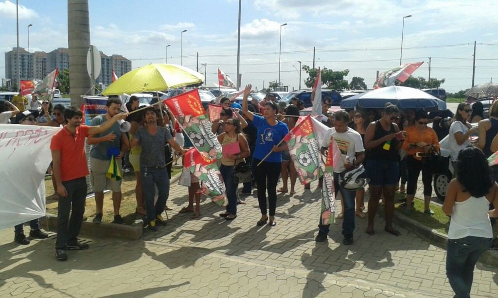 Manifestação de professores em frente à UCL em abril deste ano. Foto: Divulgação