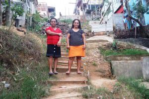 As moradoras Noemia e Lucineia Pereira, reclamam da dificuldade de transitar no morro. Foto: Gabriel Almeida