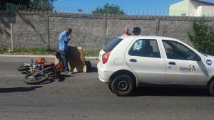 A jovem aguardava resgate do Samu deitada no asfalto e populares usaram um papelão para protegê-la do sol.