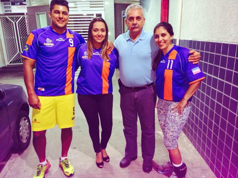 Rodrigo Almeida, diretor de esportes da associação de Laranjeiras, Deborah Alves, presidente da associação de Laranjeiras, Afrânio, sócio do Linnus Pauling e Nancy Ibañez, responsável pelo projeto. Foto: Divulgação