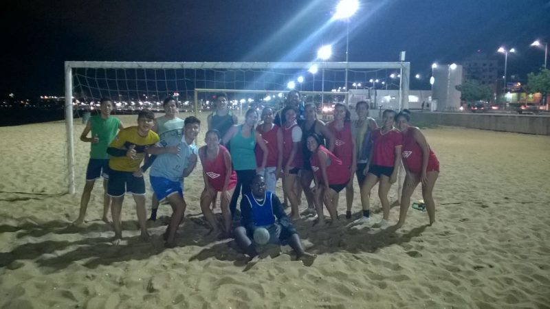 Time do projeto HandLaranjeiras treinando nas areias de Camburi. Foto: Divulgação